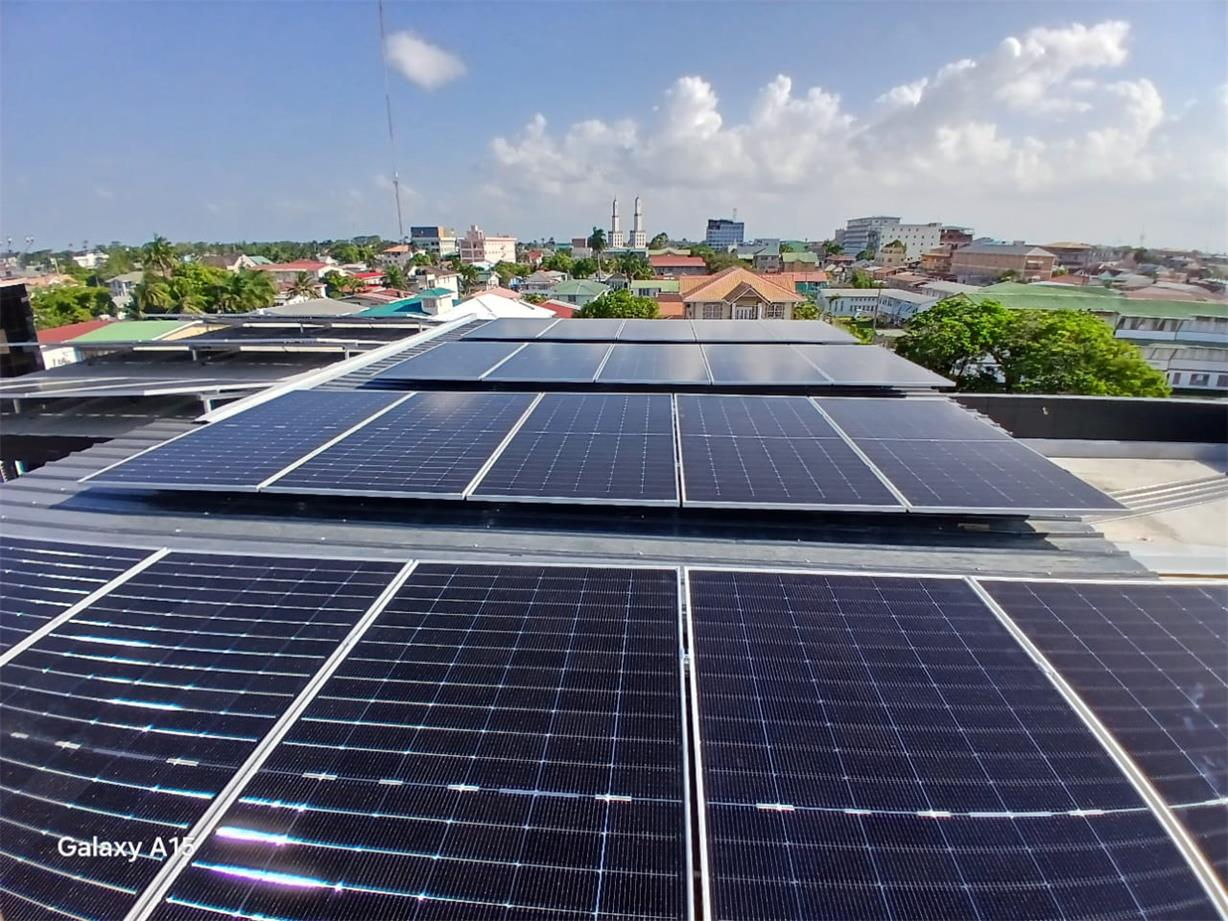Sistema ibrido da 25 kW in una casa in Guyana